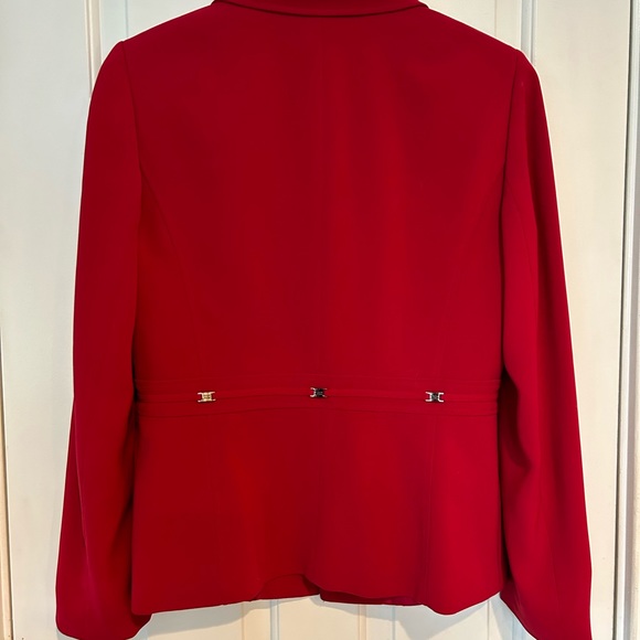 Tahari beautiful deep red women’s blazer jacket. flattering cut-style - size 8 - Picture 6 of 14